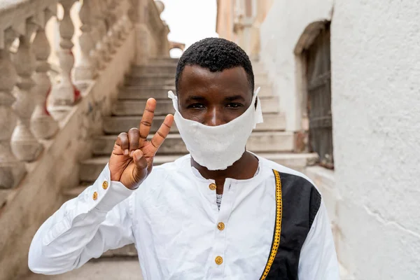 Joven Africano Con Máscara Protectora Mostrando Signo Victoria Durante Cuarentena —  Fotos de Stock
