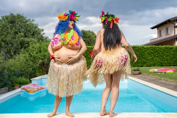 Duas Amigas Vestidas Com Traje Havaiano Divertem Dançando Piscina — Fotografia de Stock