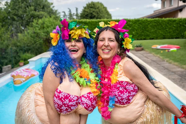 Duas Amigas Sorridentes Vestidas Com Trajes Havaianos Estão Beijando Câmera — Fotografia de Stock