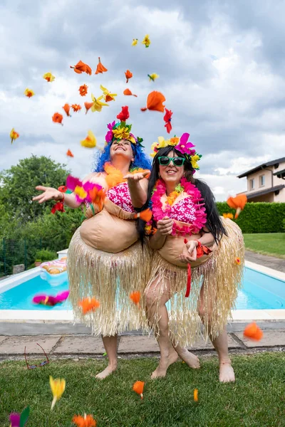 Deux Amies Vêtues Costume Hawaïen Amusent Danser Avec Des Fleurs — Photo