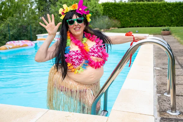 Retrato Engraçado Mulher Vestida Com Traje Havaiano Piscina — Fotografia de Stock