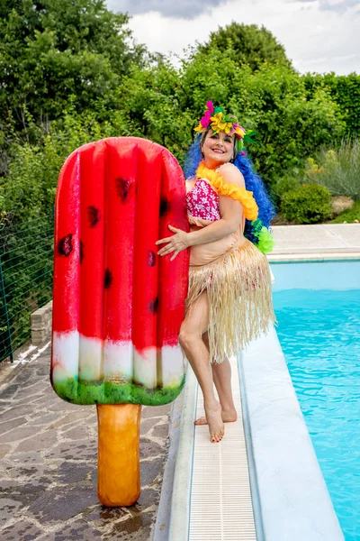 Retrato Engraçado Uma Mulher Vestida Com Traje Havaiano Perto Colchão — Fotografia de Stock