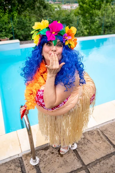 Portrait Drôle Femme Habillée Costume Hawaïen Bord Piscine — Photo