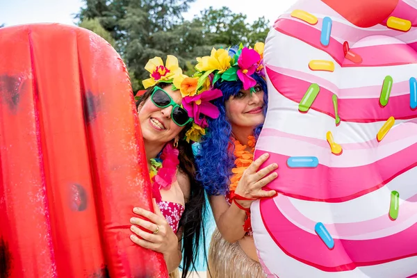 Divertente Ritratto Due Amiche Sorridenti Vestite Con Costumi Hawaiani Vicino — Foto Stock