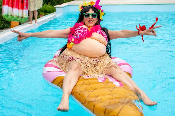 Retrato Engraçado Uma Mulher Vestida Com Traje Havaiano Flutuando Sorvete — Fotografia de Stock