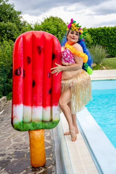 Portrait Drôle Une Femme Habillée Costume Hawaïen Près Matelas Gonflable — Photo