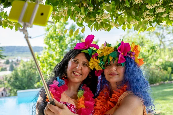 Dos Amigas Sonrientes Vestidas Con Disfraces Hawaianos Toman Una Selfie — Foto de Stock