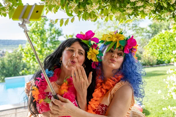 Dwie Uśmiechnięte Przyjaciółki Ubrane Hawajskie Kostiumy Robią Sobie Selfie Smartfonem — Zdjęcie stockowe