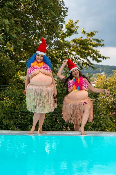 Pareja Mujeres Bastante Sonrientes Vestidas Con Traje Hawaiano Con Sombrero — Foto de Stock