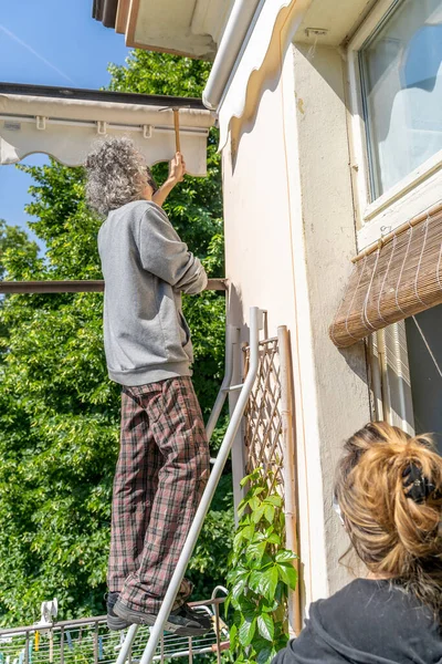 Эксперт Ремесленник Ремонтирует Балконный Навес Конце Блокировки Коронавируса — стоковое фото