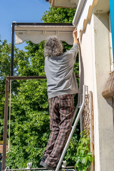 Håndverkeren Reparerer Balkong Vei Mot Slutten Nedlåsingen Kronaviruset – stockfoto