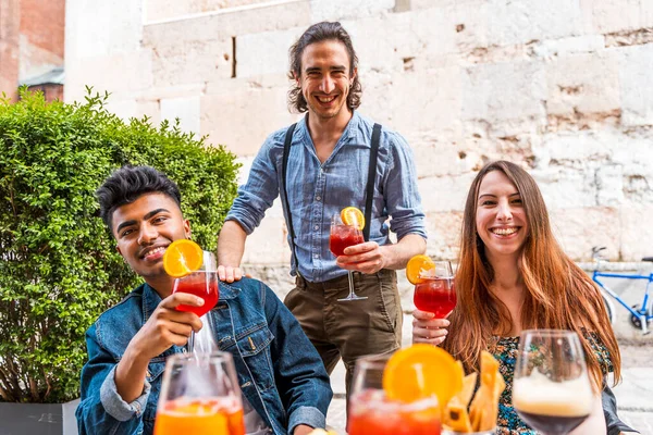 Amici Che Bevono Cocktail Colorati Bar All Aperto Nuovo Concetto — Foto Stock