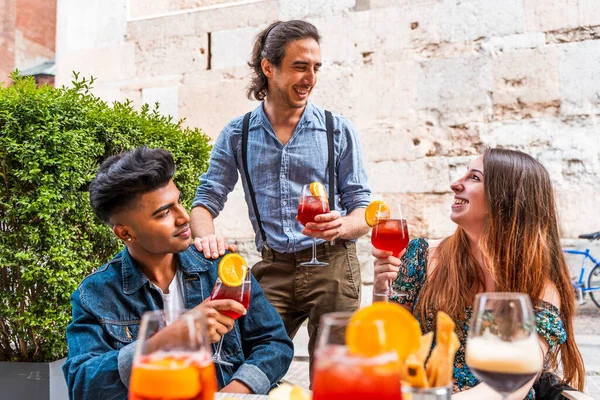 Amici Che Bevono Cocktail Colorati Bar All Aperto Nuovo Concetto — Foto Stock