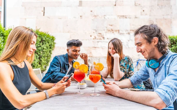 Groep Multiraciale Vrienden Zit Een Tble Outdoor Met Behulp Van — Stockfoto