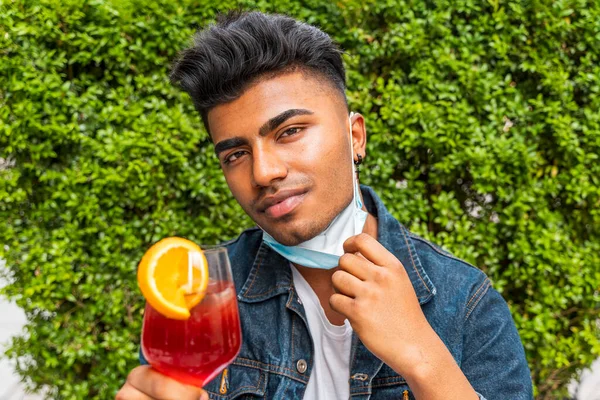 Retrato Masculino Joven Adulto Bebiendo Cóctel Colores Bar Aire Libre — Foto de Stock