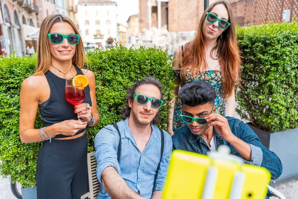 Groep Van Millennial Vrienden Nemen Een Selfie Terwijl Cocktails Buiten — Stockfoto