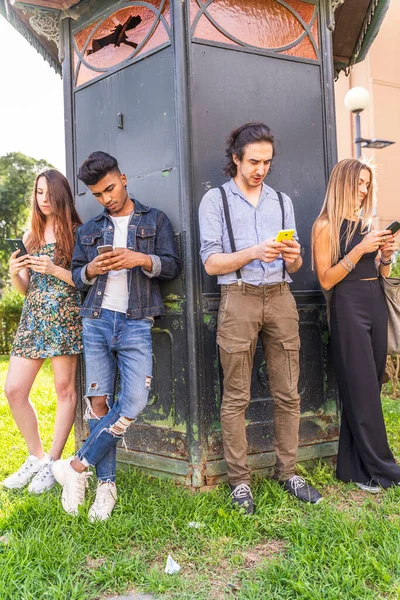 Grupo Amigos Multirraciales Frente Quiosco Usando Teléfonos Inteligentes Para Compartir — Foto de Stock