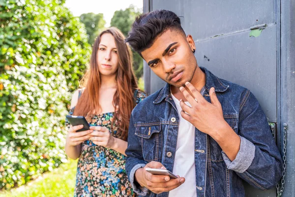 Paar Multiethnischer Freunde Vor Einem Kiosk Mit Smartphones Inhalte Sozialen — Stockfoto