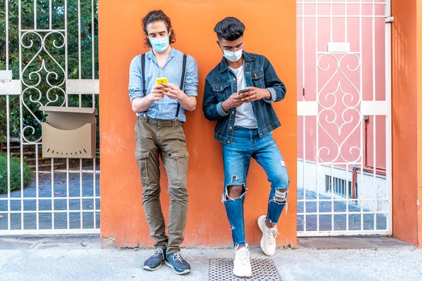 Casal Amigos Multirraciais Parede Com Máscaras Faciais Usando Smartphones Para — Fotografia de Stock