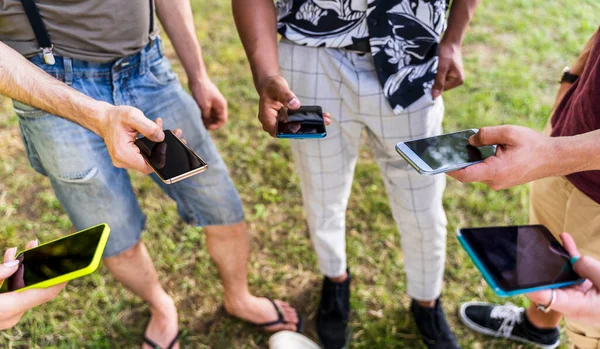 Grupo Amigos Multirraciales Parque Público Aire Libre Usando Teléfonos Inteligentes — Foto de Stock