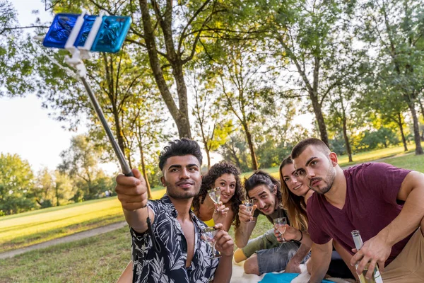 Wielonarodowa Grupa Milenijnych Przyjaciół Robi Sobie Selfie Podczas Obchodów Urodzin — Zdjęcie stockowe