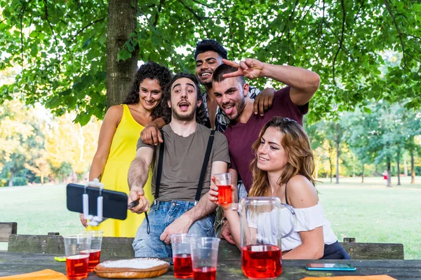 Milenyum Arkadaşından Oluşan Çok Irklı Bir Grup Dışarıda Doğum Günü — Stok fotoğraf