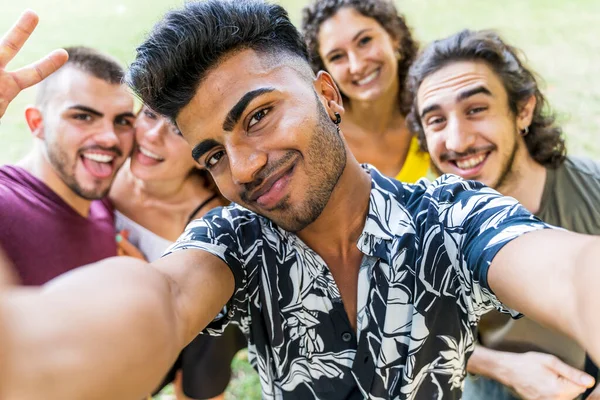 Grupo Multiétnico Amigos Milenarios Tomar Selfie Aire Libre —  Fotos de Stock