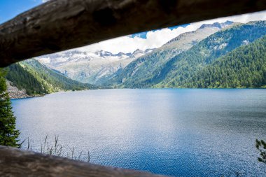 Yaz mevsiminde dolomitlerle çevrili güzel bir göl manzarası.