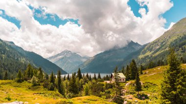 Dolomitlerle çevrili güzel bir gölün panoramik manzarası