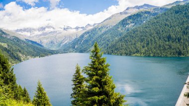 Yaz mevsiminde dolomitlerle çevrili güzel bir göl manzarası.