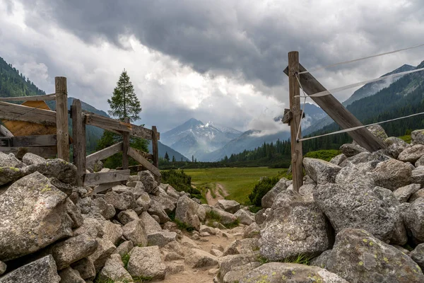 Liten Stig Som Går Genom Träport Panoramautsikt Över Italienska Dolomiterna — Stockfoto