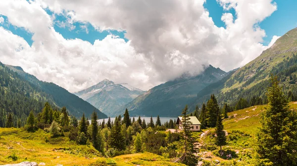 Panoramautsikt Över Vacker Sjö Omgiven Dolomiterna Bergskedja Sommaren — Stockfoto