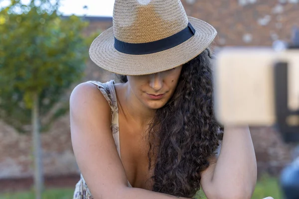 Bonito Jovem Mulher Preparando Para Falar Gravar Vídeo Frente Smartphone — Fotografia de Stock