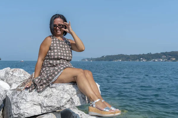 Pretty Woman Vacation Tanning Sitting Rock Lake Summer — Stock Photo, Image