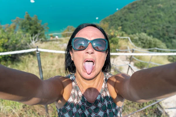 Pretty Woman Take Selfie Vacation Lake Summer — Stock Photo, Image