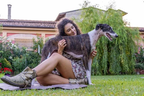 Retrato Mujer Joven Con Perro Caza Jardín Del Hogar —  Fotos de Stock