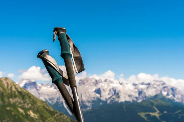 Närbild Vandring Poler Med Italienska Dolomiterna Bakgrunden — Stockfoto