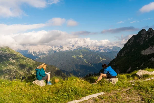 Δύο Φίλες Τουρίστριες Κάνουν Διάλειμμα Στα Ψηλά Βουνά Κατά Διάρκεια — Φωτογραφία Αρχείου