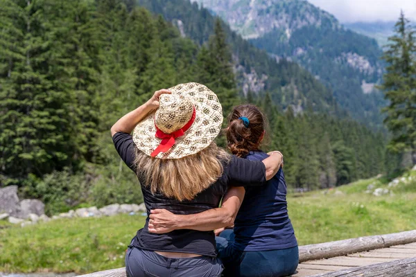 Δύο Κοπέλες Διακοπές Στα Βουνά Κάθονται Μια Ξύλινη Γέφυρα — Φωτογραφία Αρχείου
