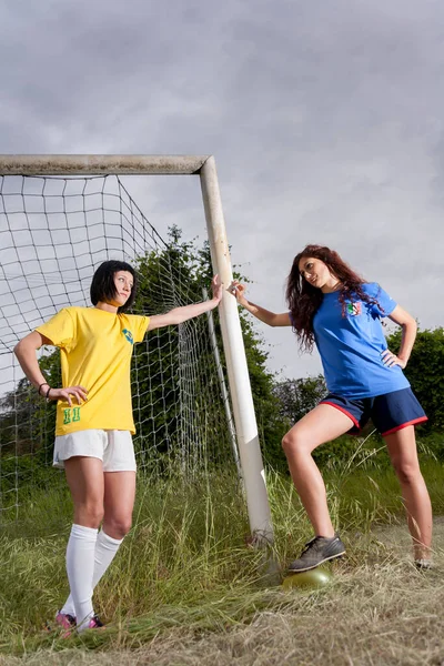 Brezilya Talyan Takımlarının Bayan Futbol Atletleri Spor Sahasında Antrenman Yapıyorlar — Stok fotoğraf