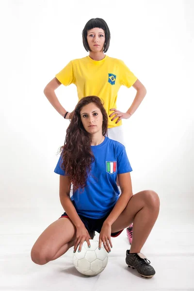 Beyaz Arka Planda Brezilya Talyan Takımlarının Spor Giyimli Bayan Futbolcularının — Stok fotoğraf