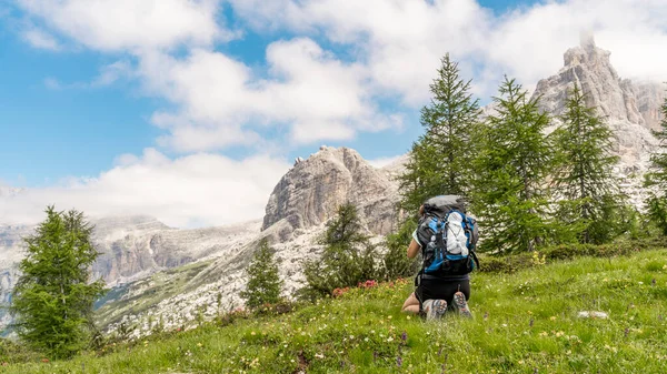 Fotografias Caminhantes Enquanto Tira Uma Foto Uma Cordilheira Nas Dolomitas — Fotografia de Stock