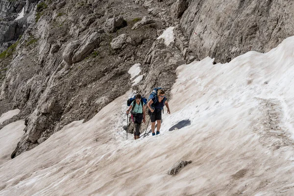 Dvě Zkušené Turistky Lezou Zasněženém Údolí Italských Dolomitách — Stock fotografie