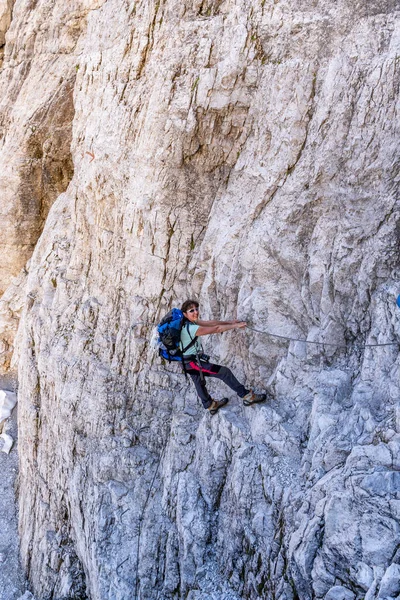 Zkušená Turistka Leze Skalnaté Stěně Italských Dolomitách — Stock fotografie