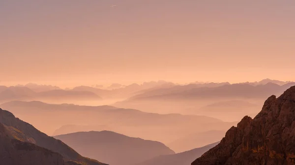 Nevoeiro Nascer Sol Sobre Cadeias Montanhosas Das Dolomitas Itália — Fotografia de Stock