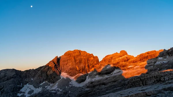 Vista Panorâmica Nascer Sol Sobre Cadeias Montanhosas Das Dolomitas Itália — Fotografia de Stock