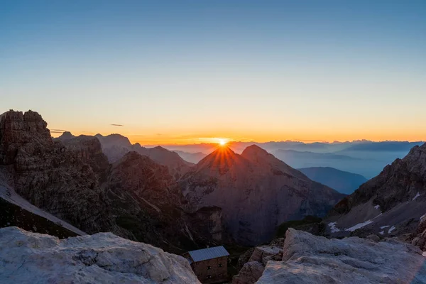 Vista Panorâmica Nascer Sol Sobre Cadeias Montanhosas Das Dolomitas Itália — Fotografia de Stock