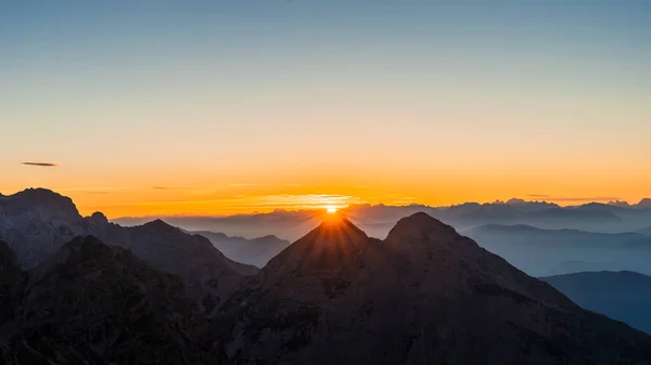 Vista Panorâmica Nascer Sol Sobre Cadeias Montanhosas Das Dolomitas Itália — Fotografia de Stock