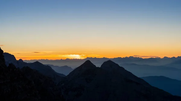 Panoramautsikt Vid Soluppgången Över Dolomiternas Bergskedjor Italien — Stockfoto