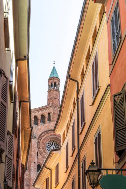 Santa Maria assunta Katedrali 'nin çan kulesi İtalya' nın Cremona kentindeki geleneksel binaların üzerinde görkemli bir şekilde yükselir.